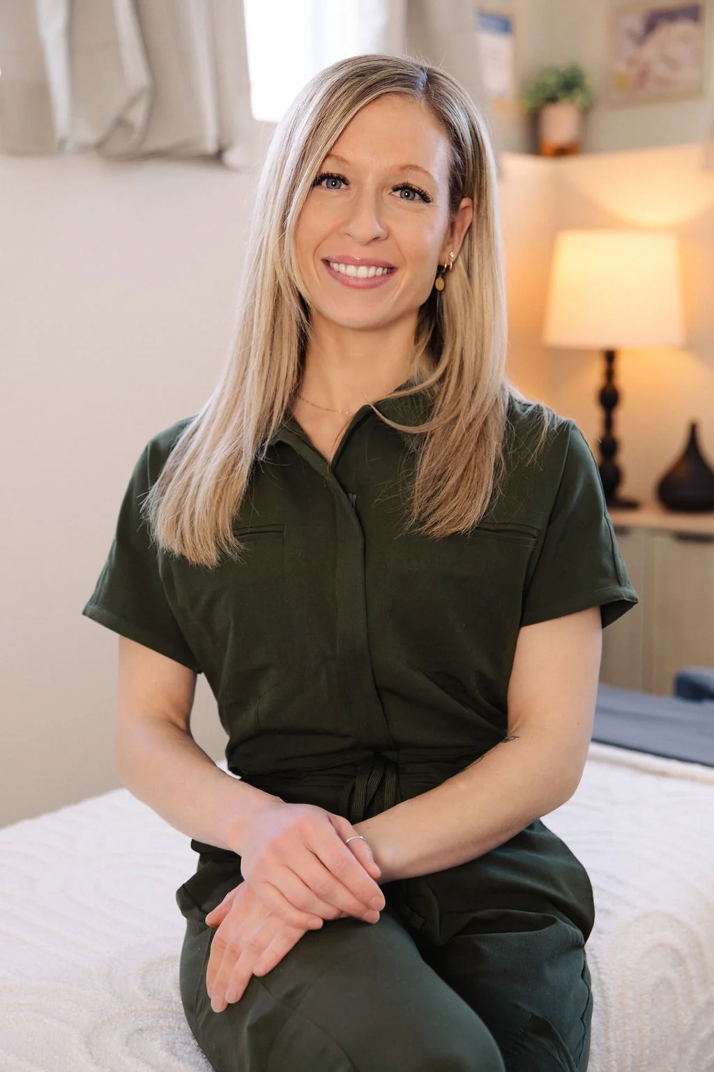 La massothérapeute d'Inspire dans sa salle de soins